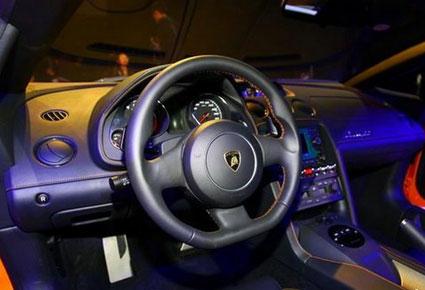 لامبورغيني تطلق سيارة جالاردو LP560-4 الذهبية